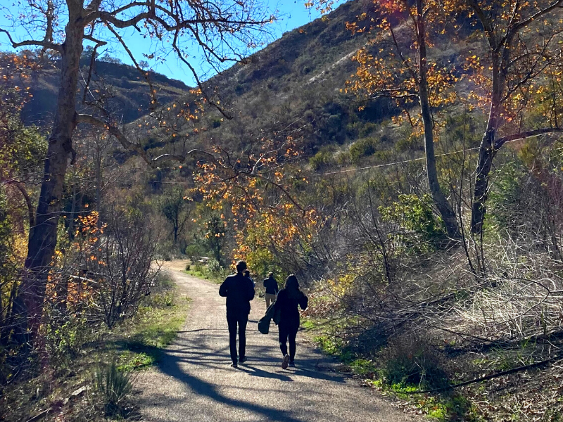 Students walk on a wooded trail as part of their preparation for the 2022 course assignment: crafting legal strategies to address wildfires. 